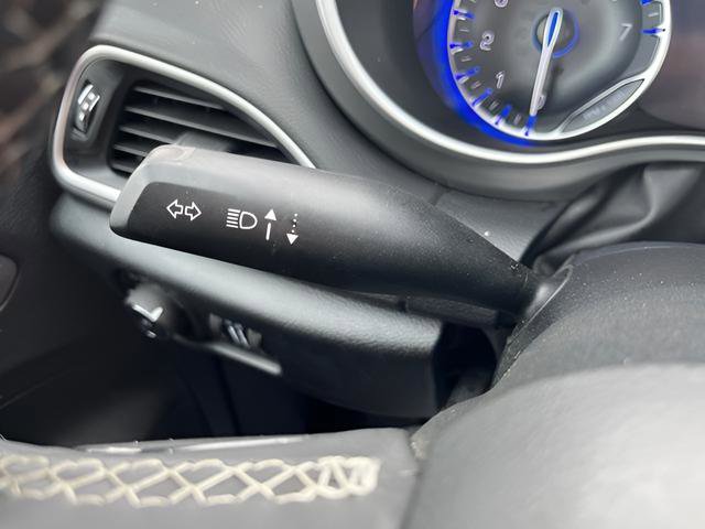Used 2025 Chrysler Pacifica Select FWD image 16