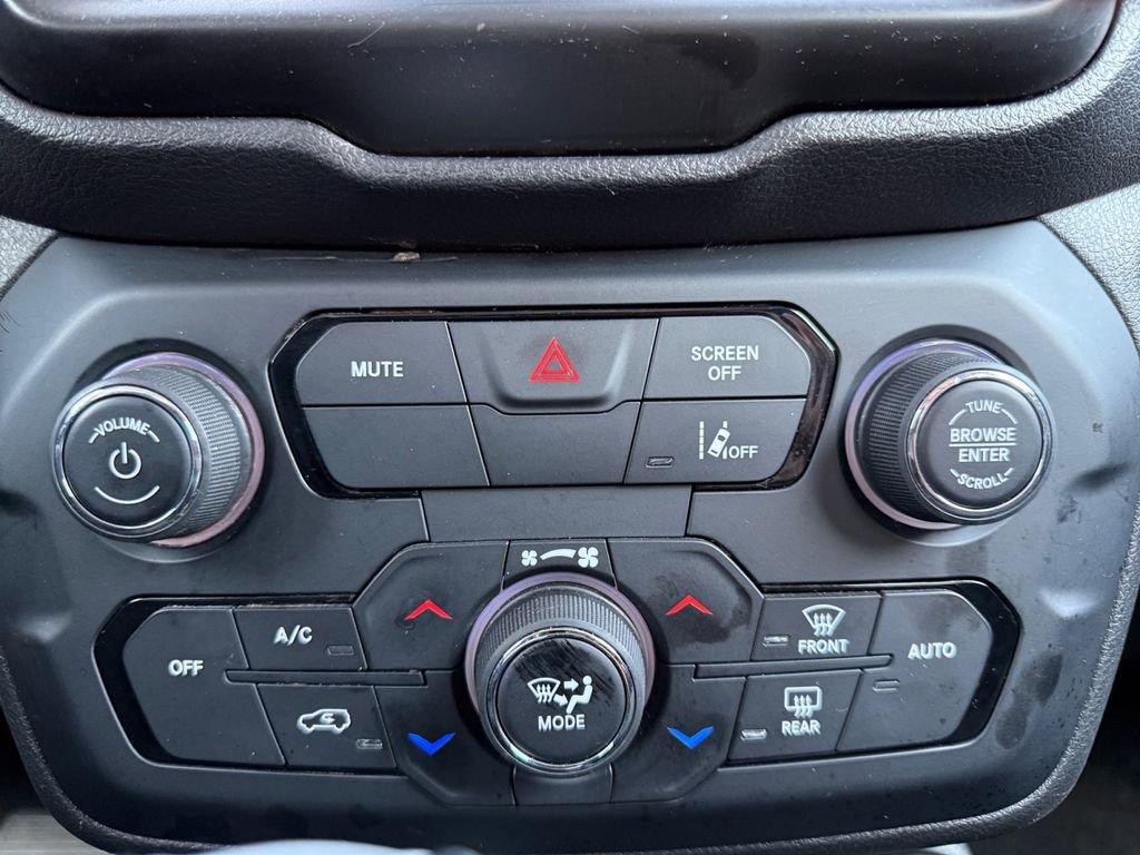 Used 2023 Jeep Renegade Latitude AWD/4WD image 29