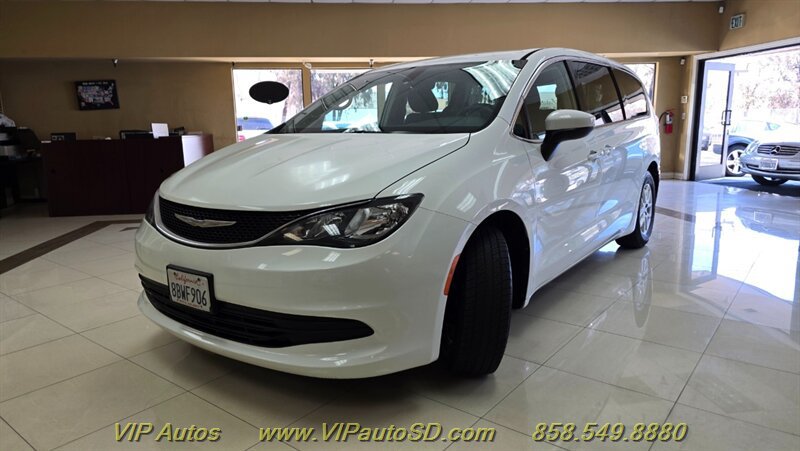 Used 2017 Chrysler Pacifica Touring FWD image 2