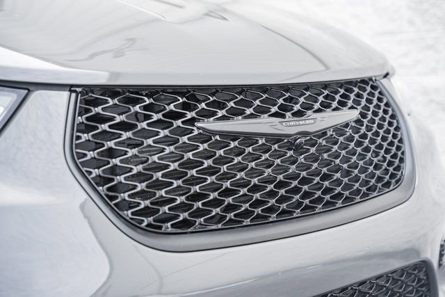 Used 2025 Chrysler Pacifica Limited image 18