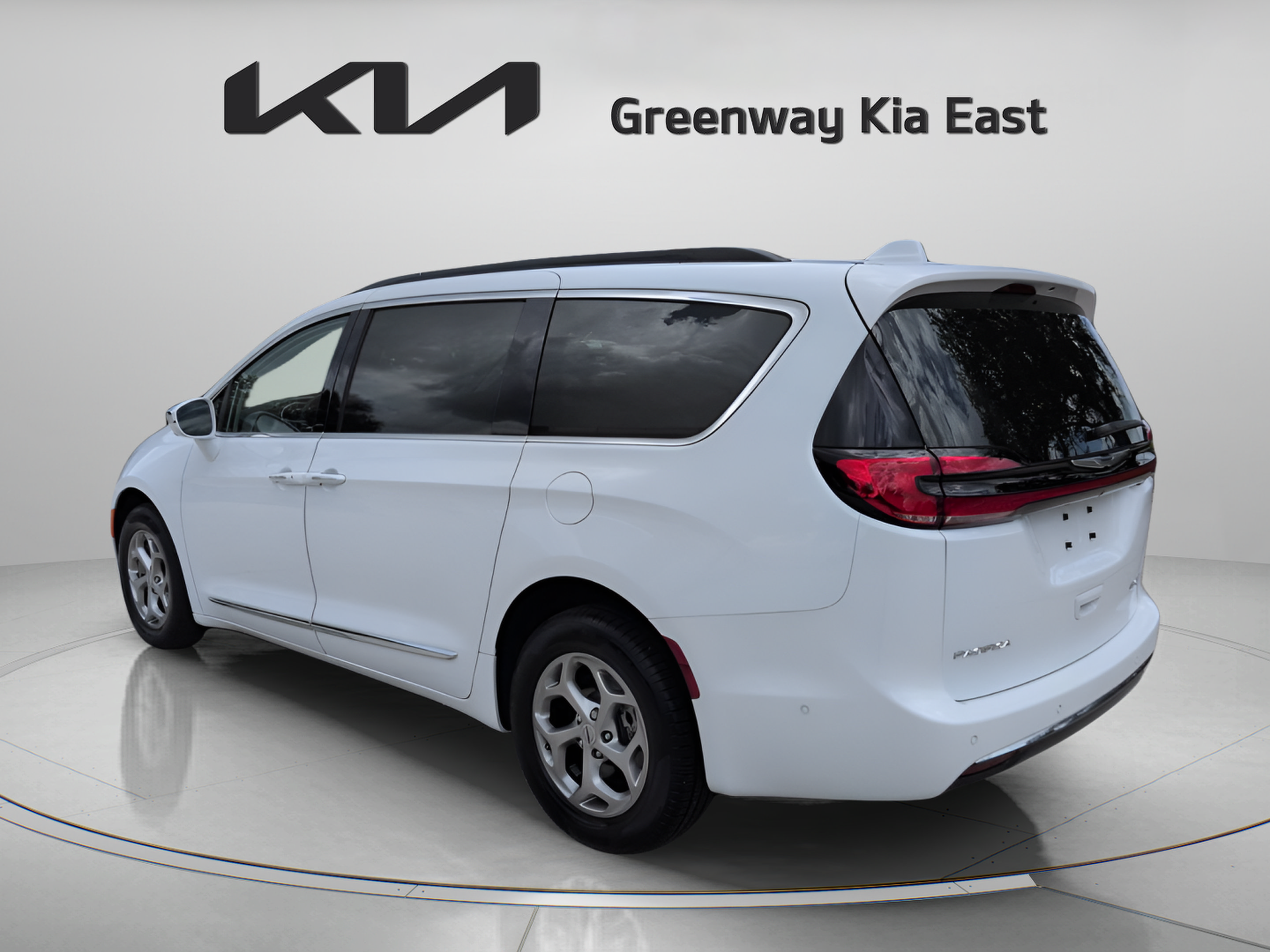 Used 2022 Chrysler Pacifica Limited AWD/4WD image 8