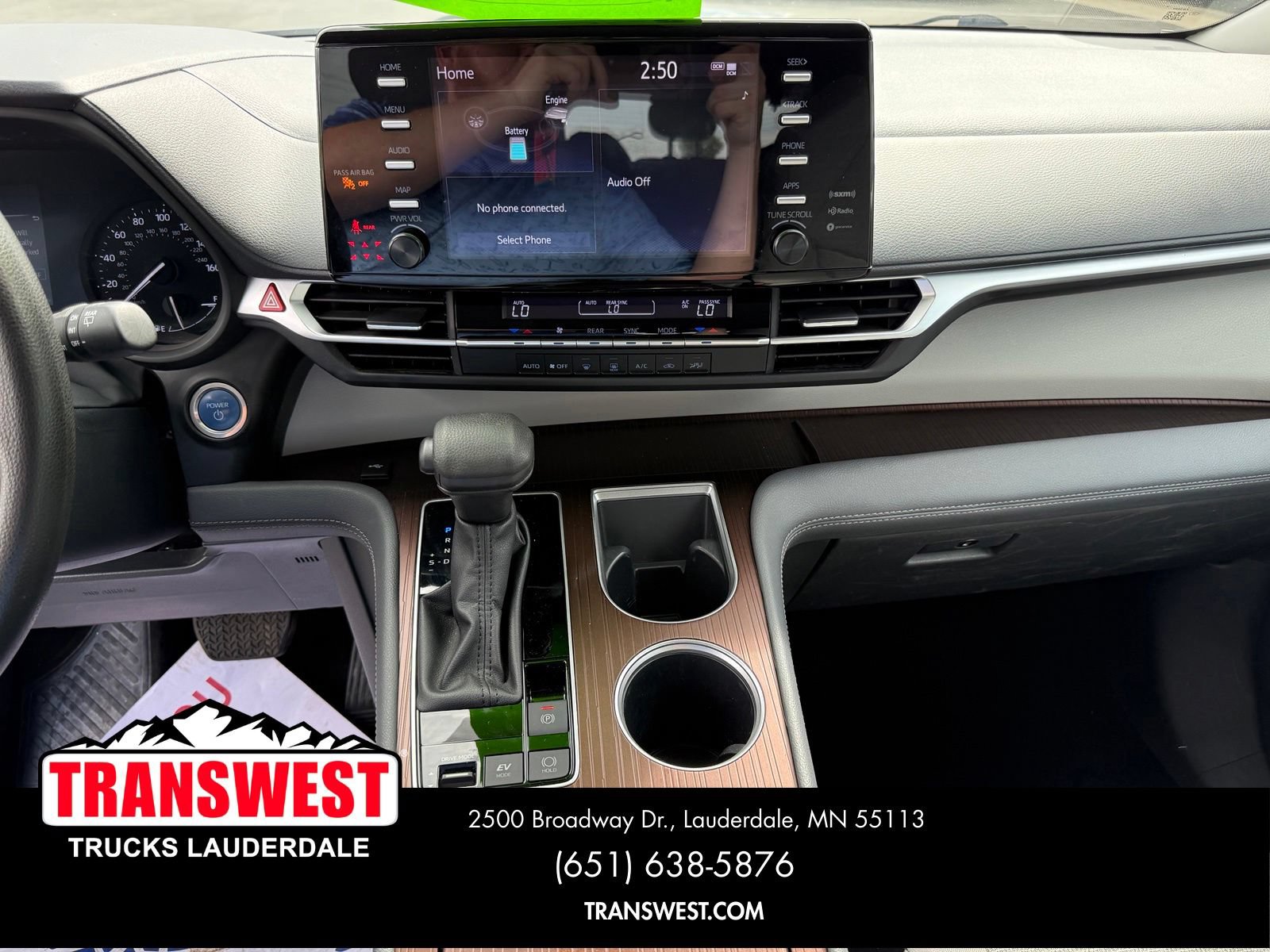 Used 2024 Toyota Sienna LE AWD/4WD image 9