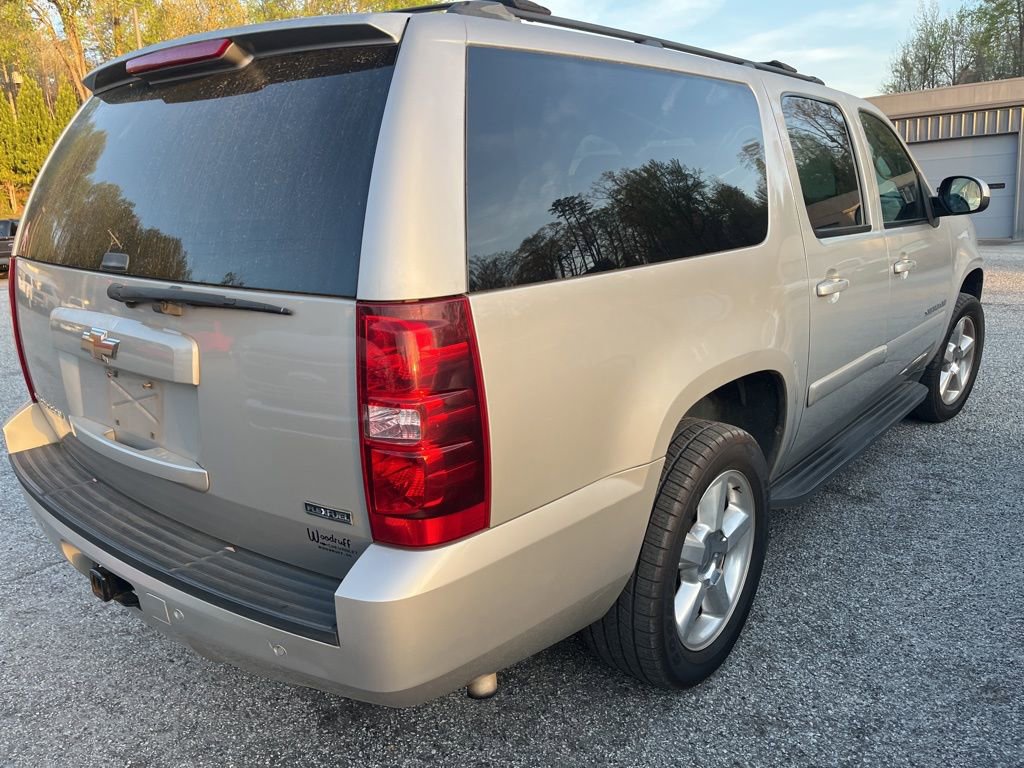 Used 2009 Chevrolet Suburban LT w/ Luxury Package RWD image 16