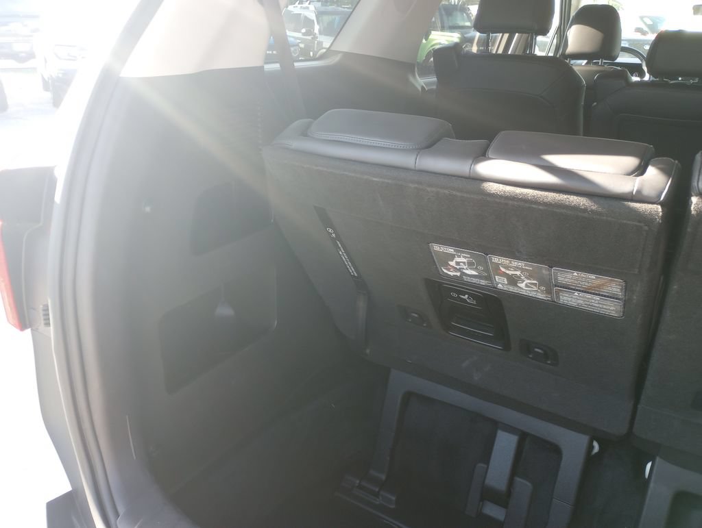 Used 2025 Kia Carnival FWD image 14