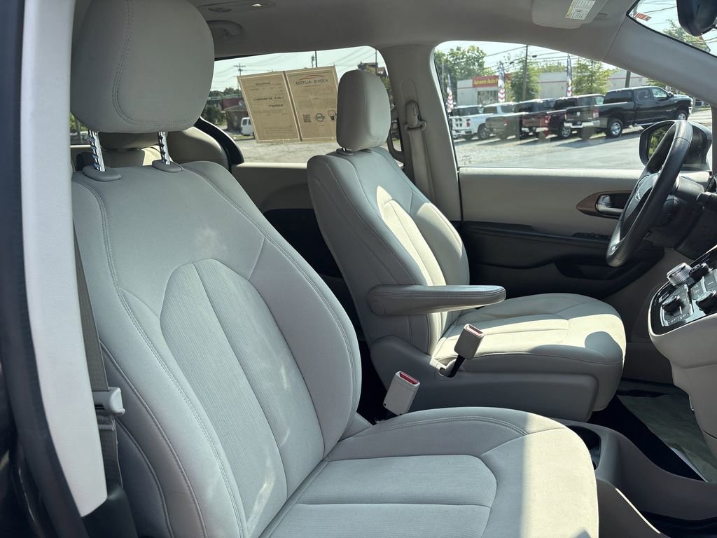 Used 2017 Chrysler Pacifica Touring image 31