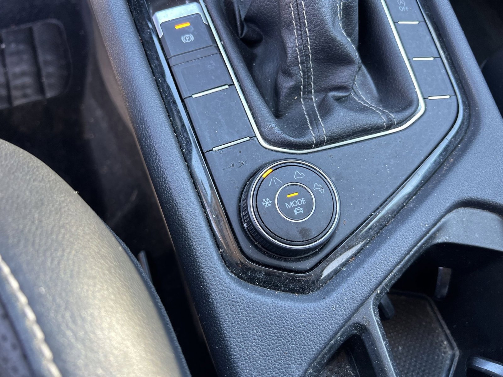 Used 2022 Volkswagen Taos SEL image 32