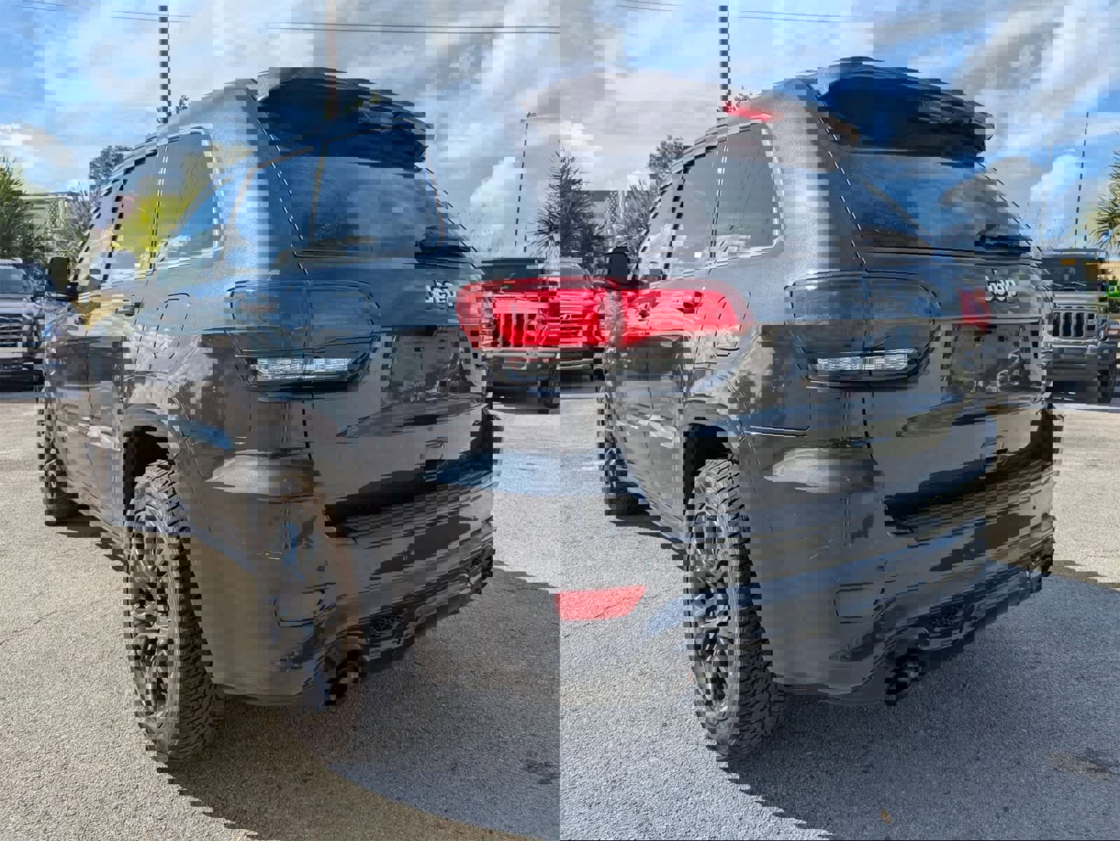 Used 2015 Jeep Grand Cherokee SRT image 6