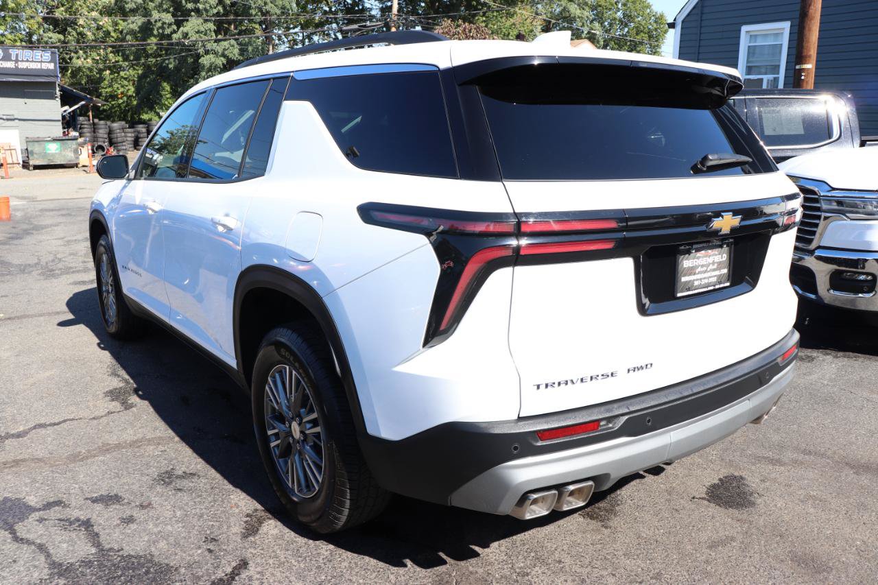 Used 2026 Chevrolet Traverse LT AWD/4WD image 3