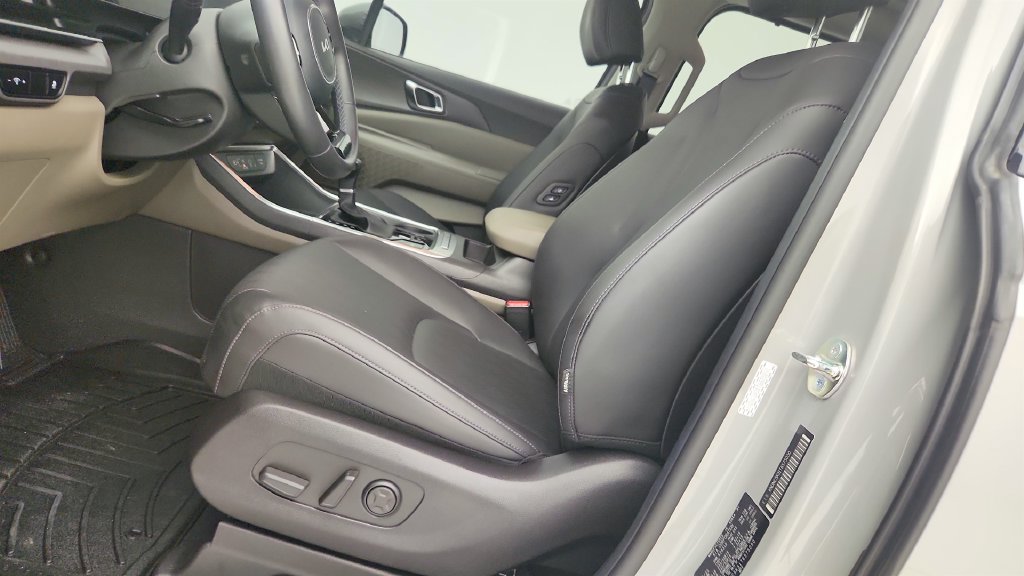 Used 2026 Kia Carnival EX FWD image 14
