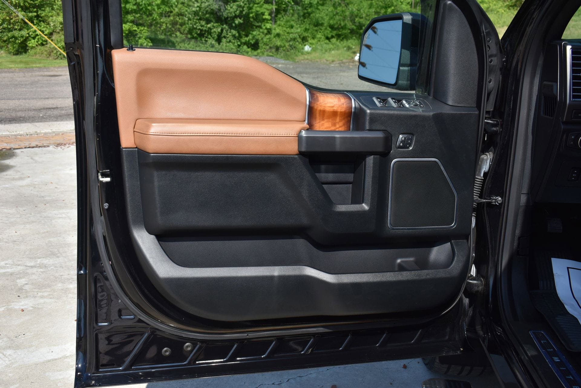 Used 2016 Ford F150 Limited w/ Trailer Tow Package AWD/4WD image 12