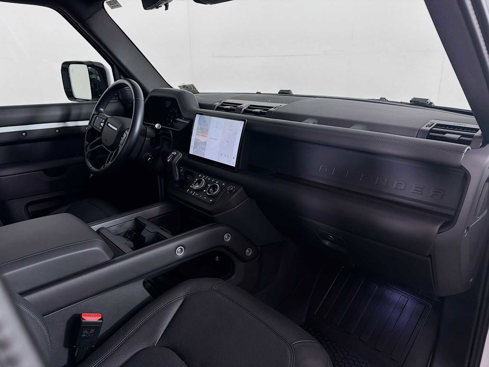 Used 2025 Land Rover Defender 110 X-Dynamic SE AWD/4WD image 30