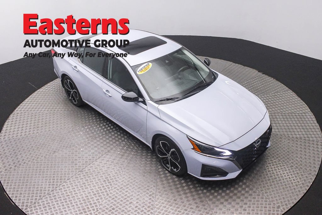 Used 2025 Nissan Altima 2.5 SR w/ SR Premium Package FWD image 3