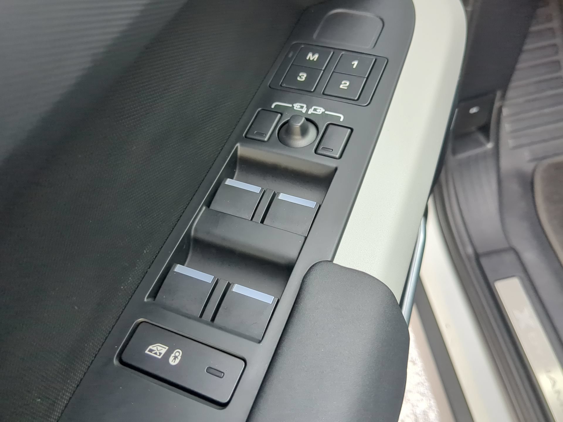 Used 2024 Land Rover Defender 110 X-Dynamic SE AWD/4WD image 55