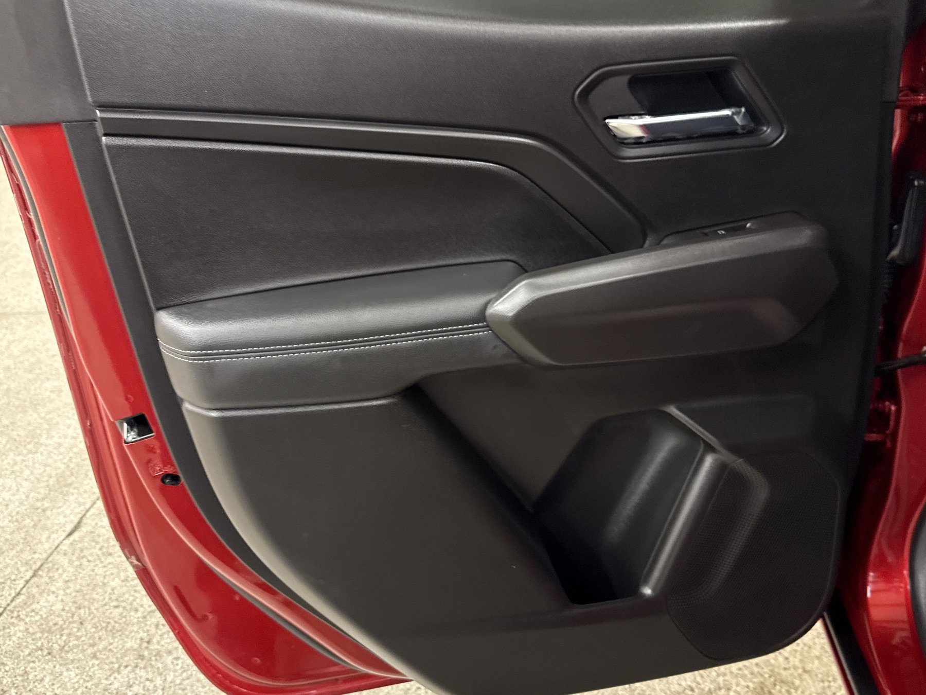 Used 2025 Chevrolet Colorado LT w/ LT Convenience Package image 11