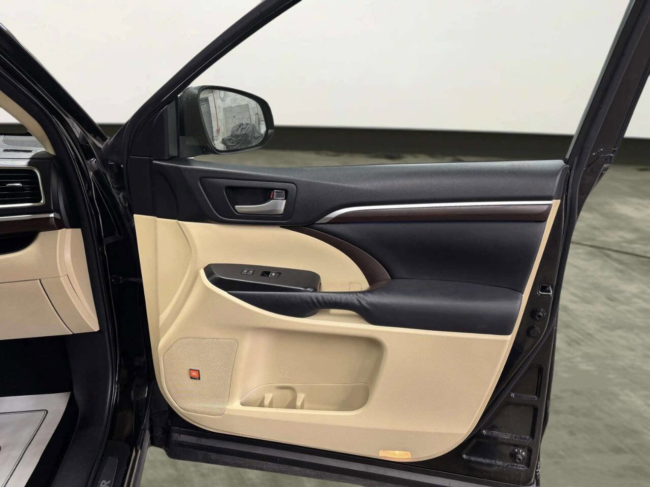 Used 2014 Toyota Highlander Limited w/ Driver Technology Package AWD/4WD image 22