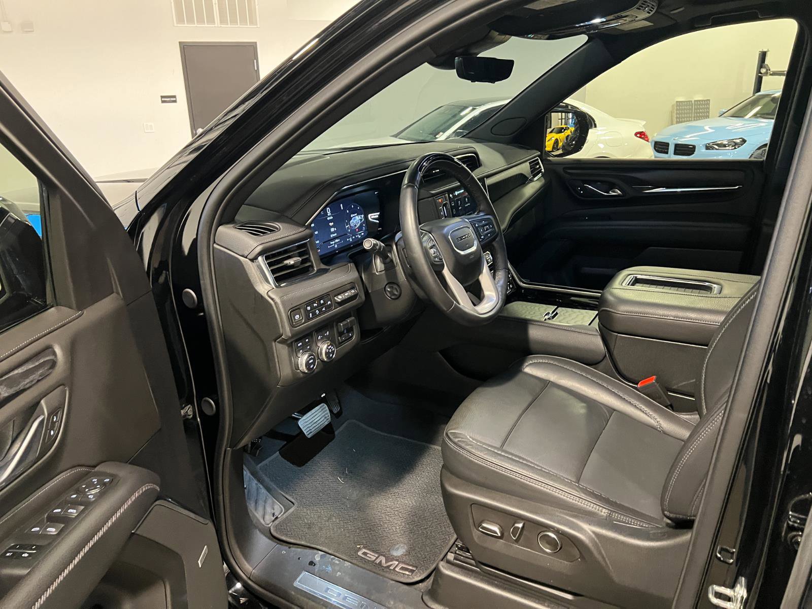 Used 2024 GMC Yukon Denali w/ Advanced Technology Package image 10