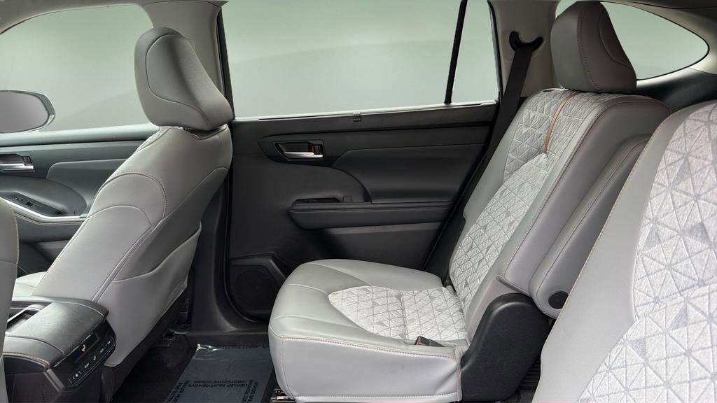 Used 2022 Toyota Highlander Bronze Edition image 16