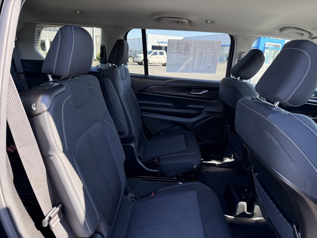 Used 2023 Jeep Grand Cherokee L Laredo image 24