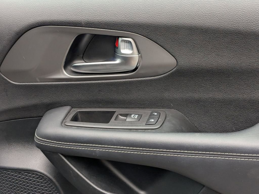 Used 2025 Chrysler Pacifica Select image 33