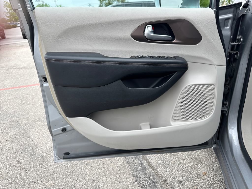 Used 2017 Chrysler Pacifica Touring-L w/ 13 Speaker Alpine Sound Group FWD image 10
