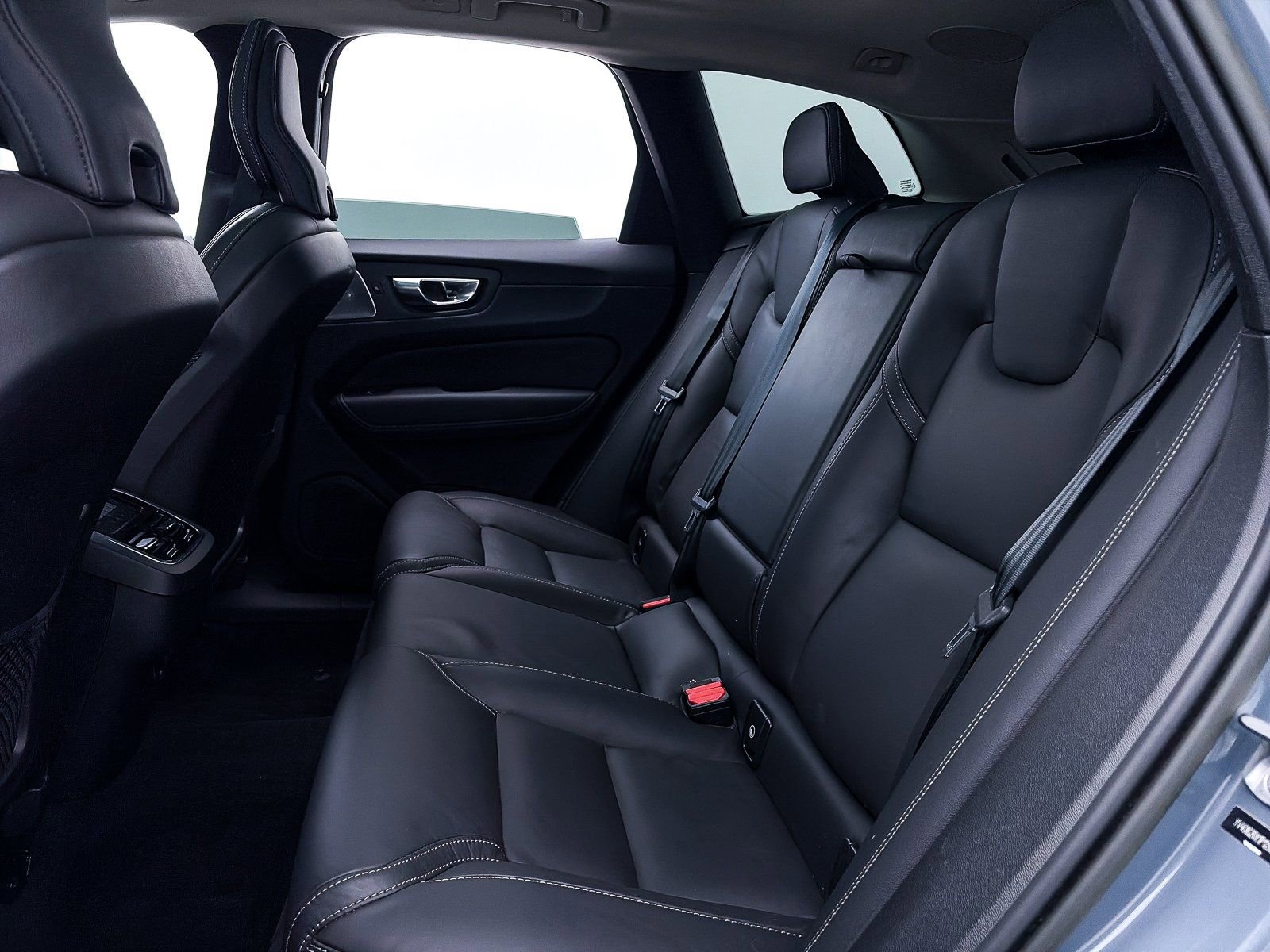 Used 2023 Volvo XC60 B6 Ultimate w/ Protection Package Premier image 39