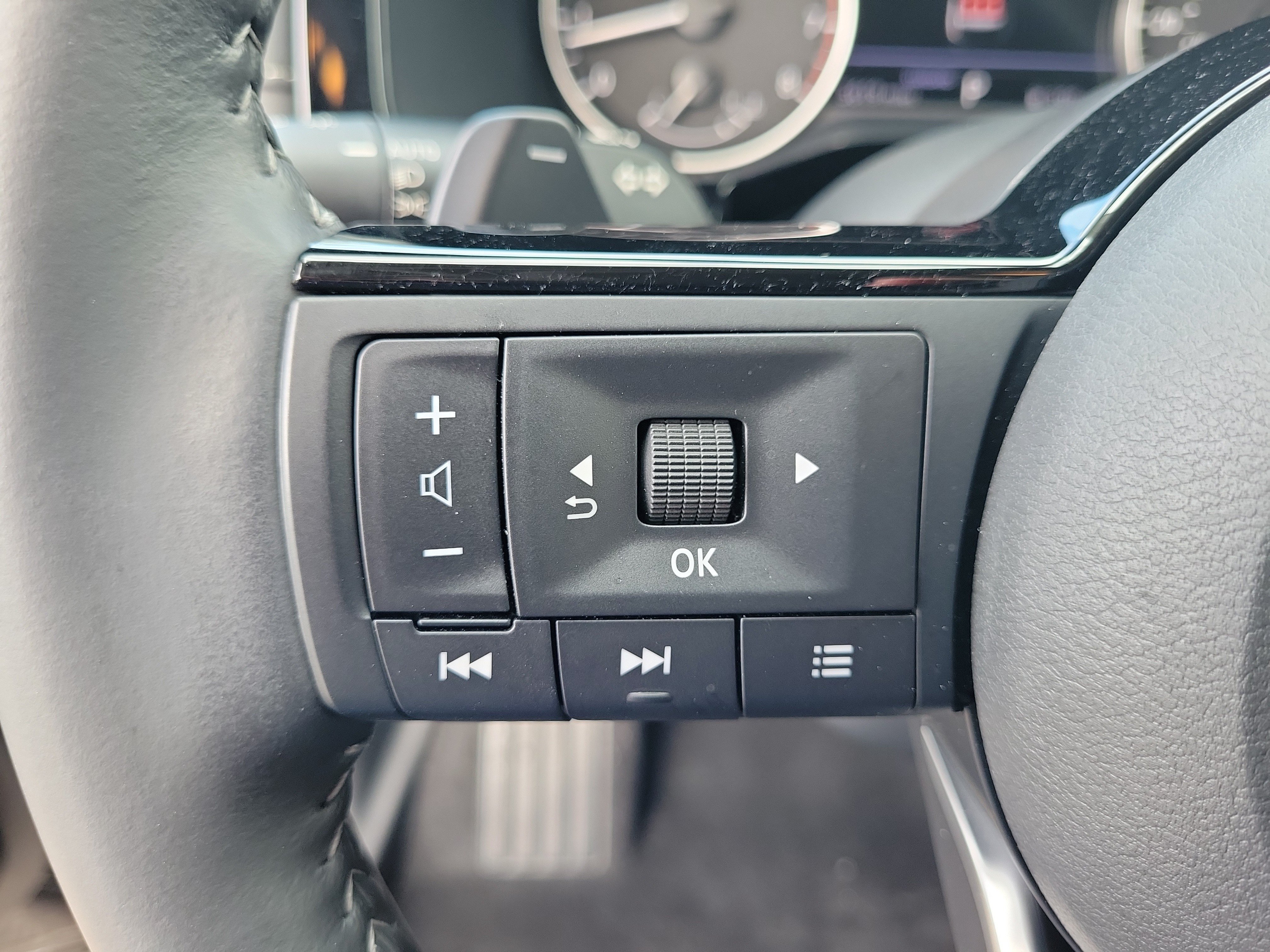 Certified 2025 Nissan Pathfinder SL w/ Black Appearance Package FWD image 19