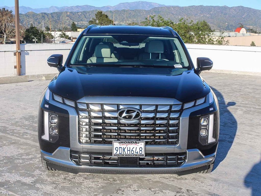 Used 2023 Hyundai Palisade Calligraphy image 2