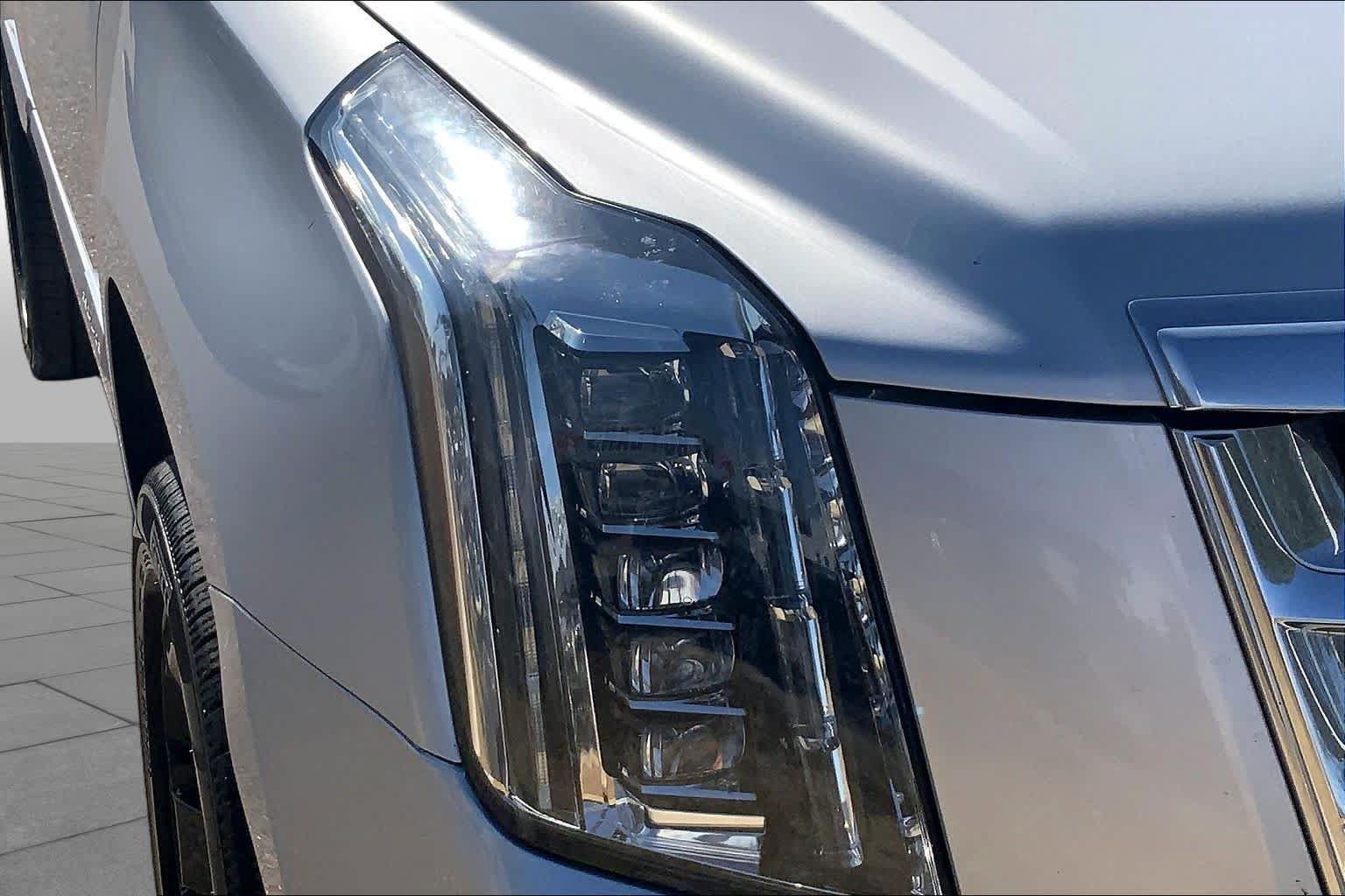 Used 2020 Cadillac Escalade Premium Luxury RWD image 28