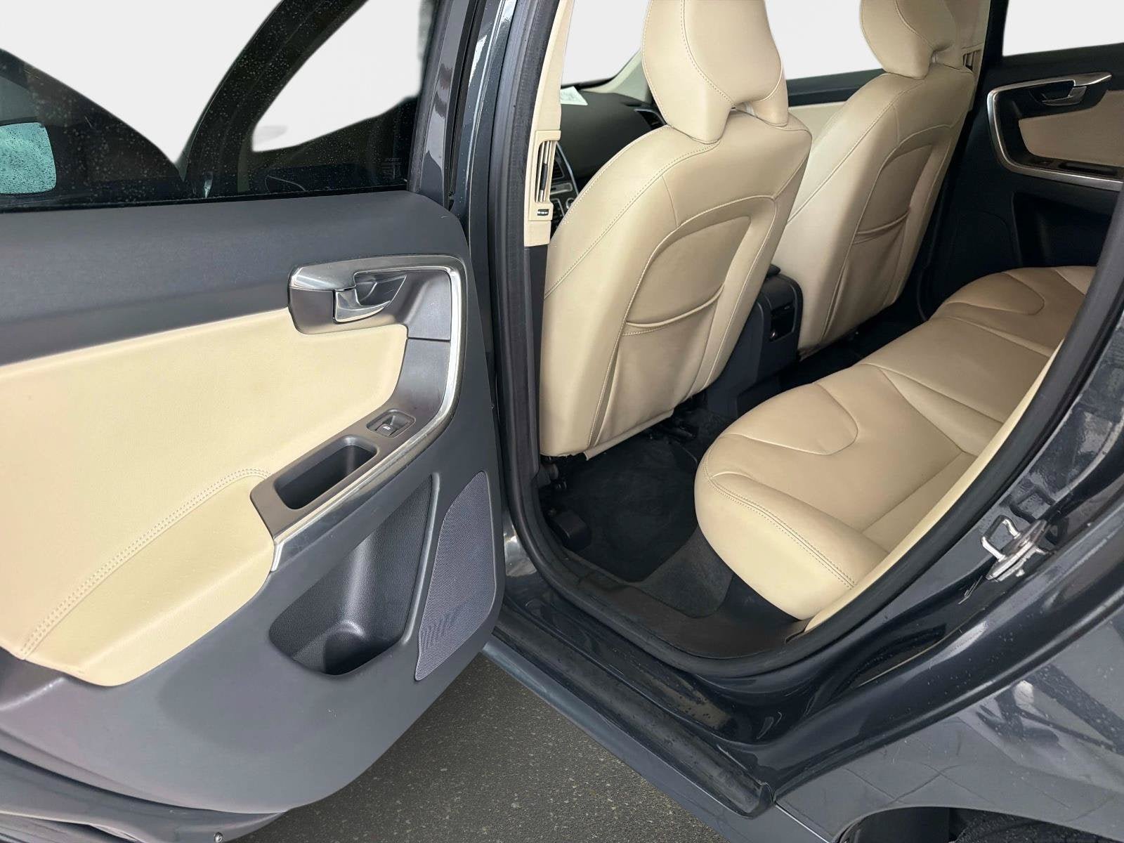Used 2016 Volvo XC60 T5 Premier w/ Proximity Package FWD image 13