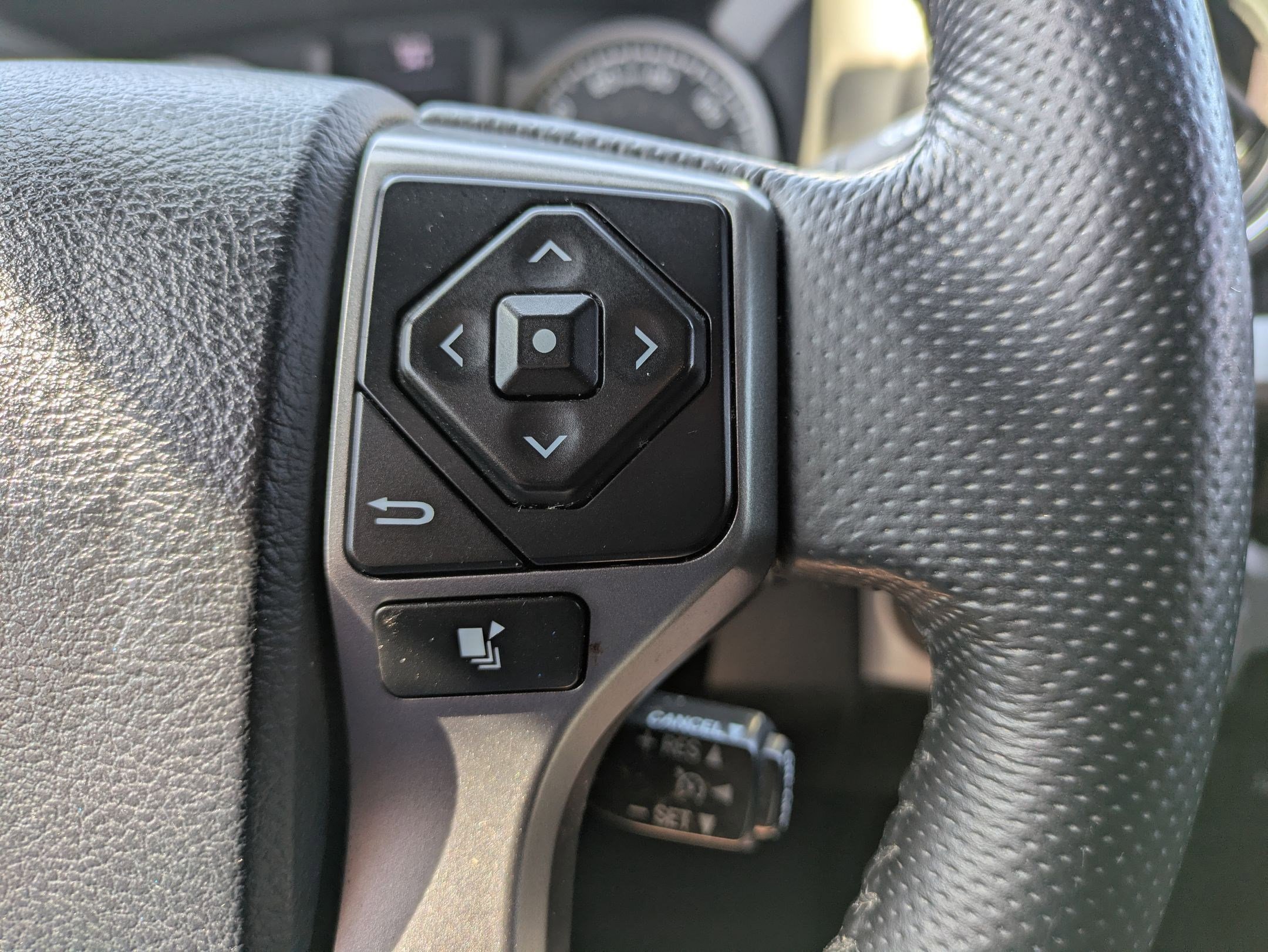 Used 2016 Toyota Tacoma Limited w/ Towing Package image 18