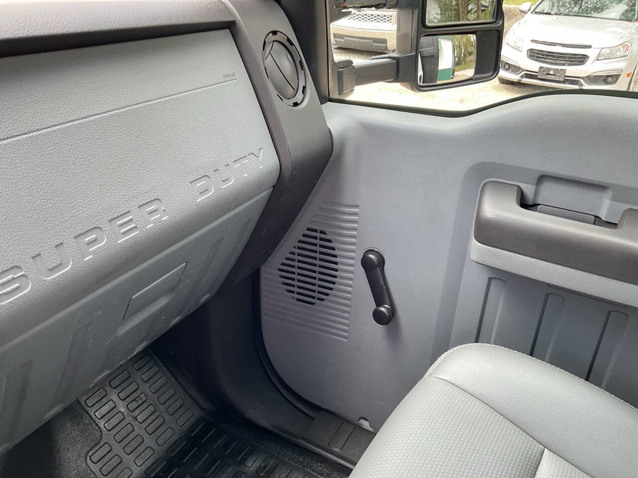 Used 2012 Ford F550 4X2 2dr Regular Cab 140.8 200. w/ Payload Upgrade Pkg image 27