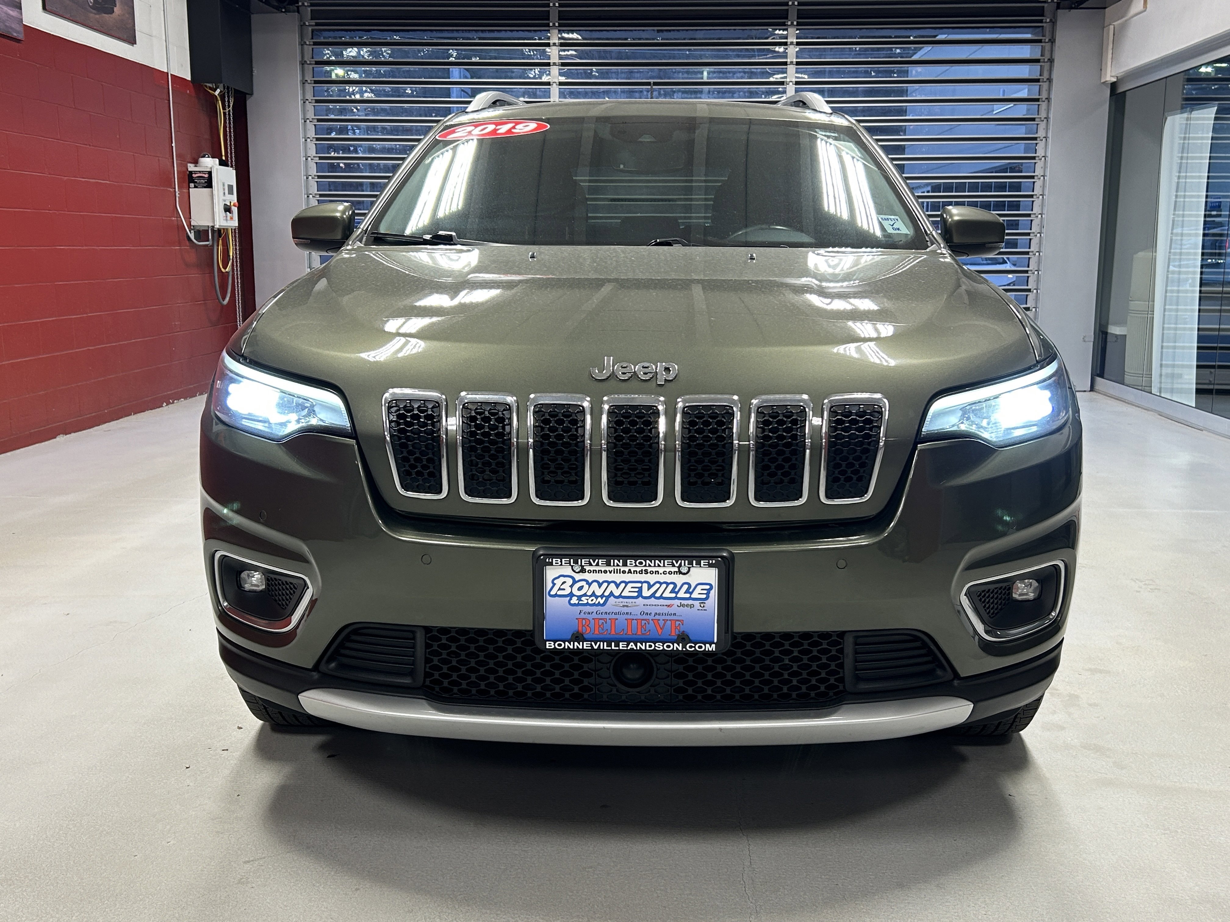 Used 2019 Jeep Cherokee Limited w/ Luxury Group image 11
