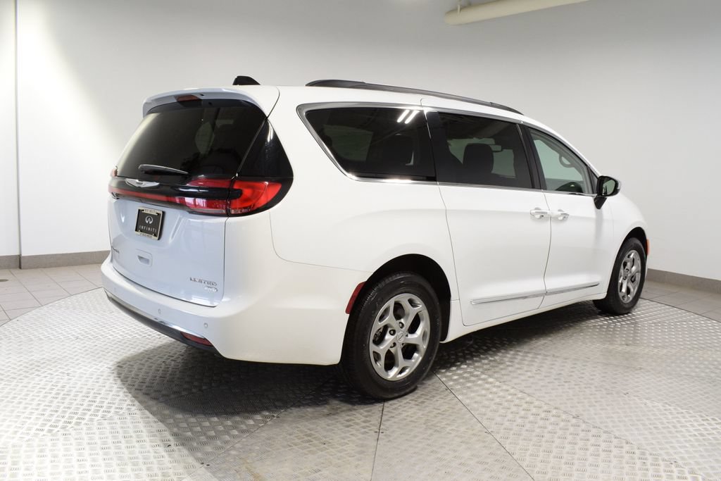 Used 2023 Chrysler Pacifica Limited AWD/4WD image 11