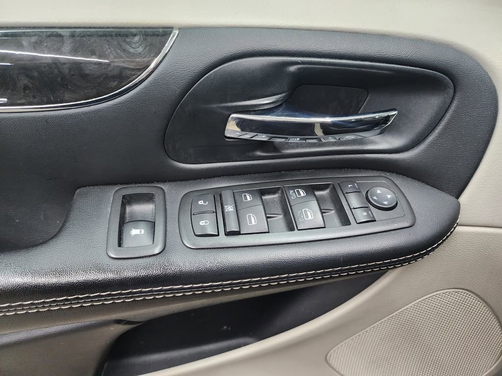 Used 2014 Chrysler Town & Country Touring image 10