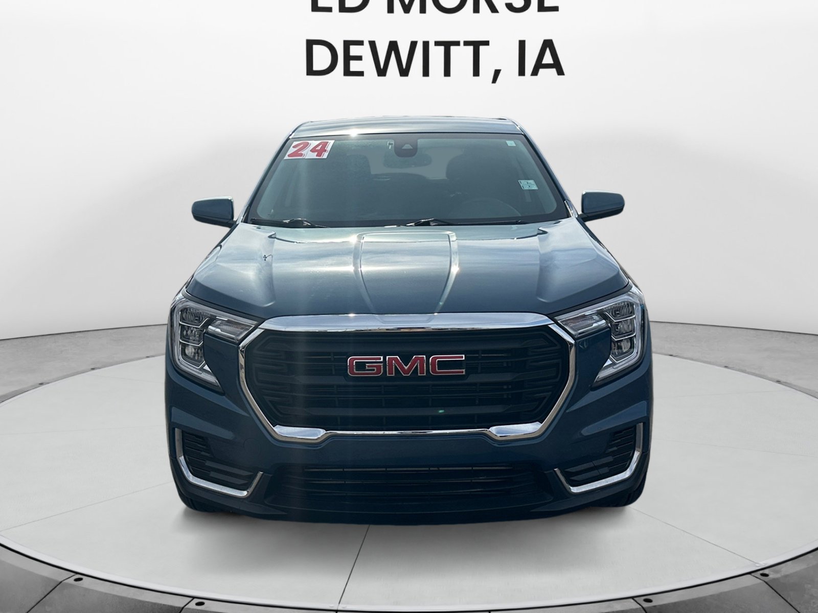 Used 2024 GMC Terrain SLE image 8