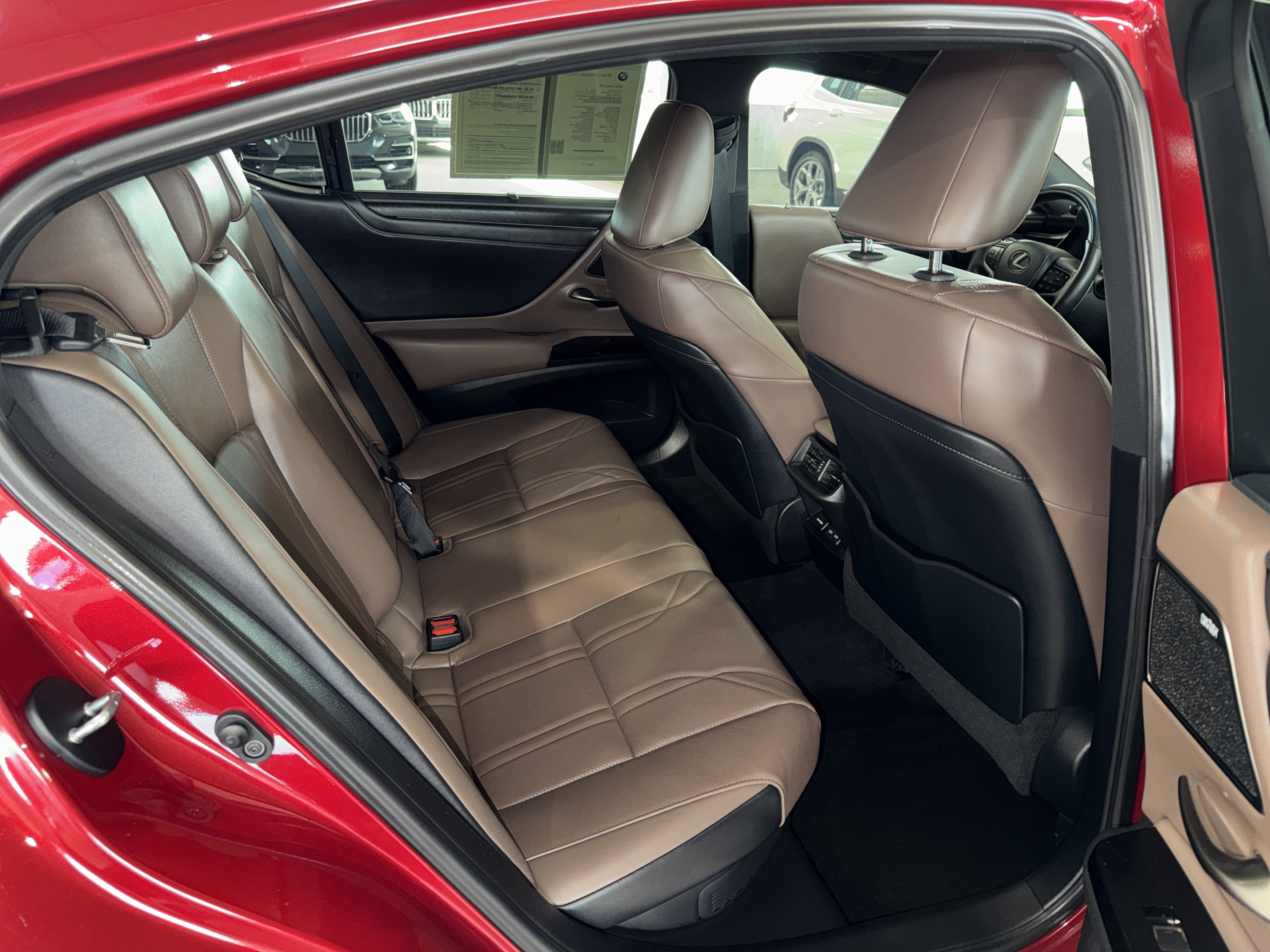 Used 2022 Lexus ES 300h Ultra Luxury w/ Accessory Package 2 FWD image 12