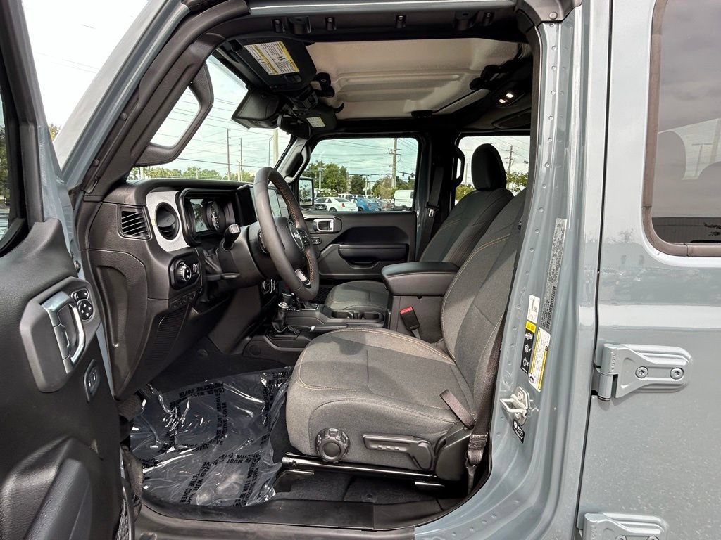 Used 2024 Jeep Gladiator Sport AWD/4WD image 15