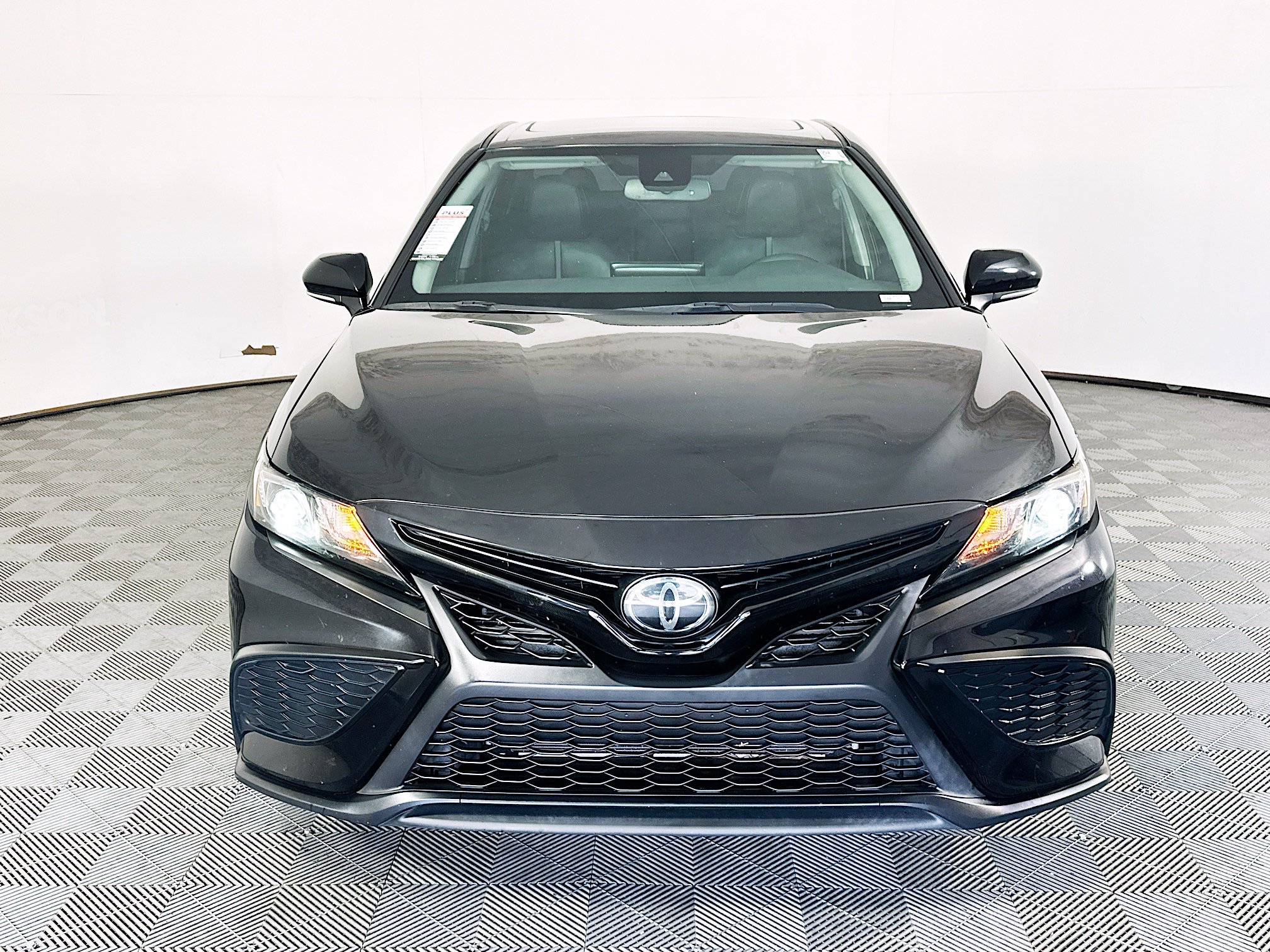 Used 2023 Toyota Camry SE w/ Cold Weather Package FWD image 8