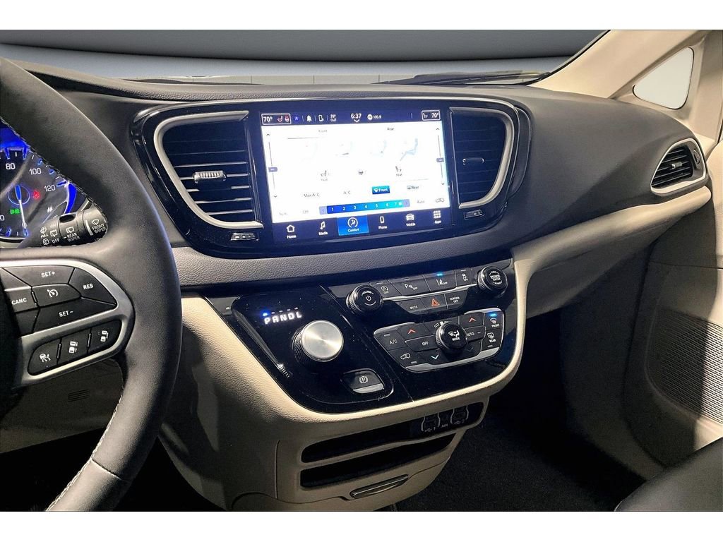 Used 2024 Chrysler Pacifica Touring-L image 7