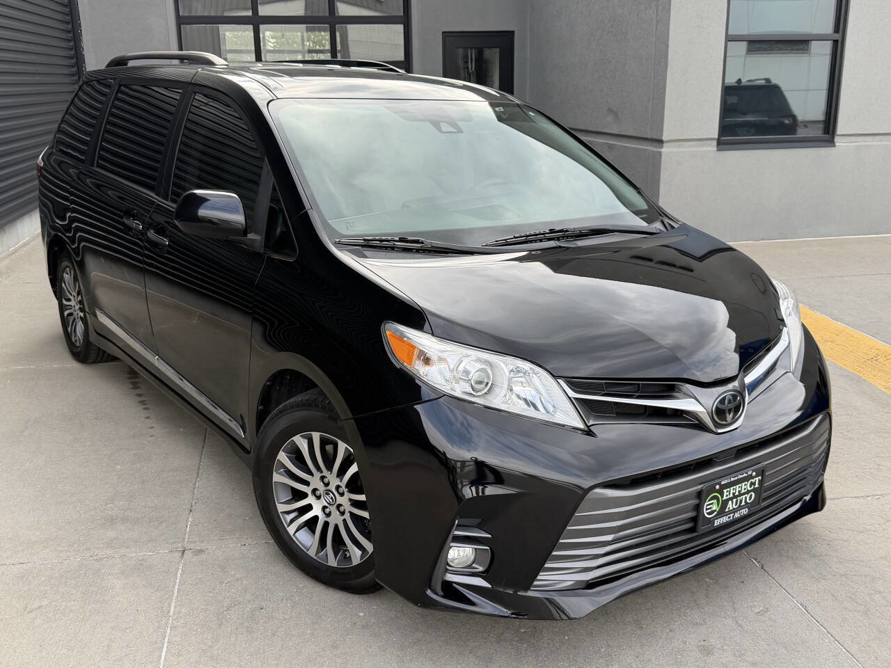 Used 2019 Toyota Sienna XLE w/ XLE Navigation Package FWD image 6