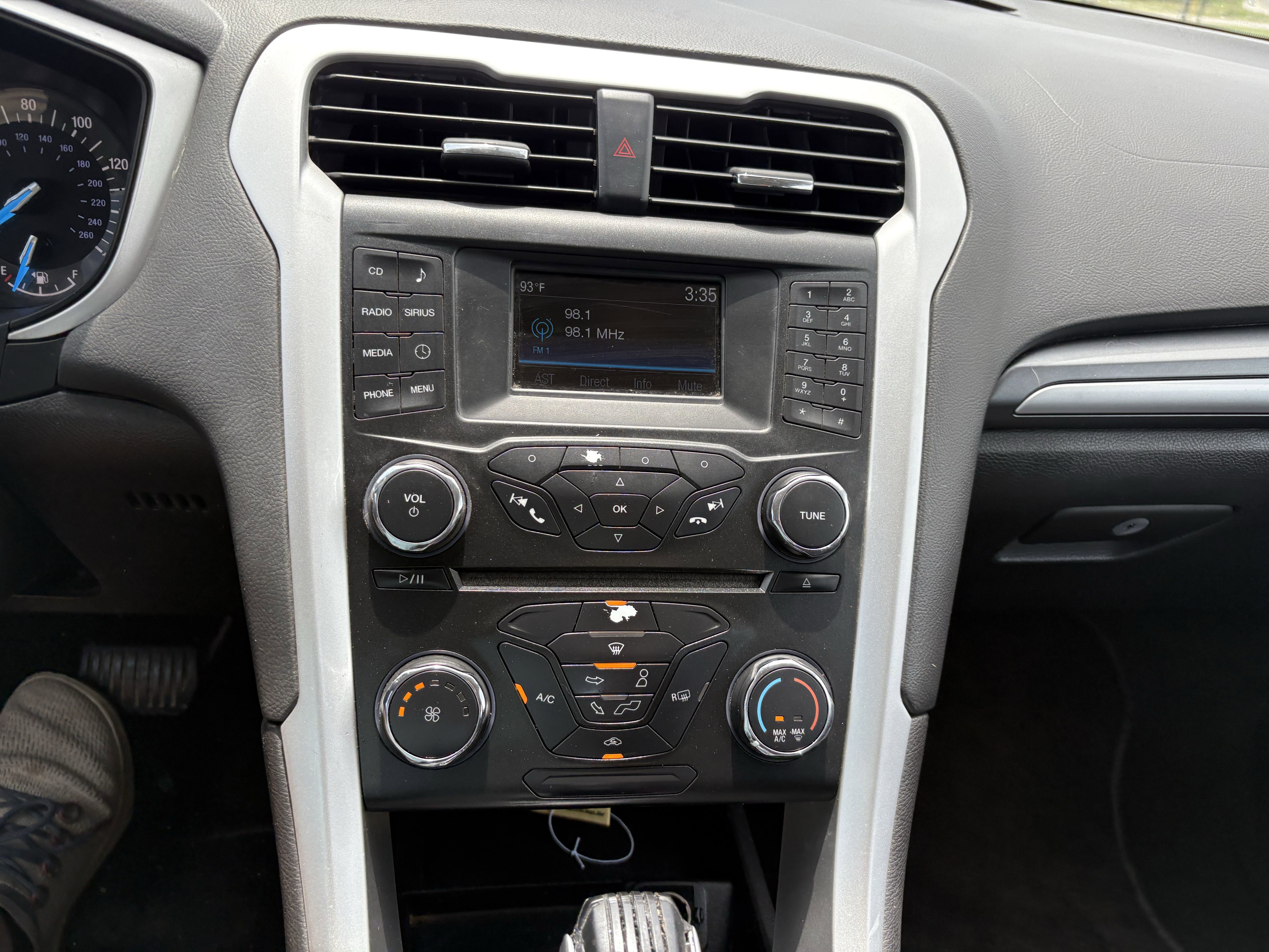 Used 2015 Ford Fusion SE FWD image 15