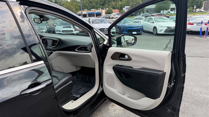 Used 2018 Chrysler Pacifica Touring-L FWD image 31