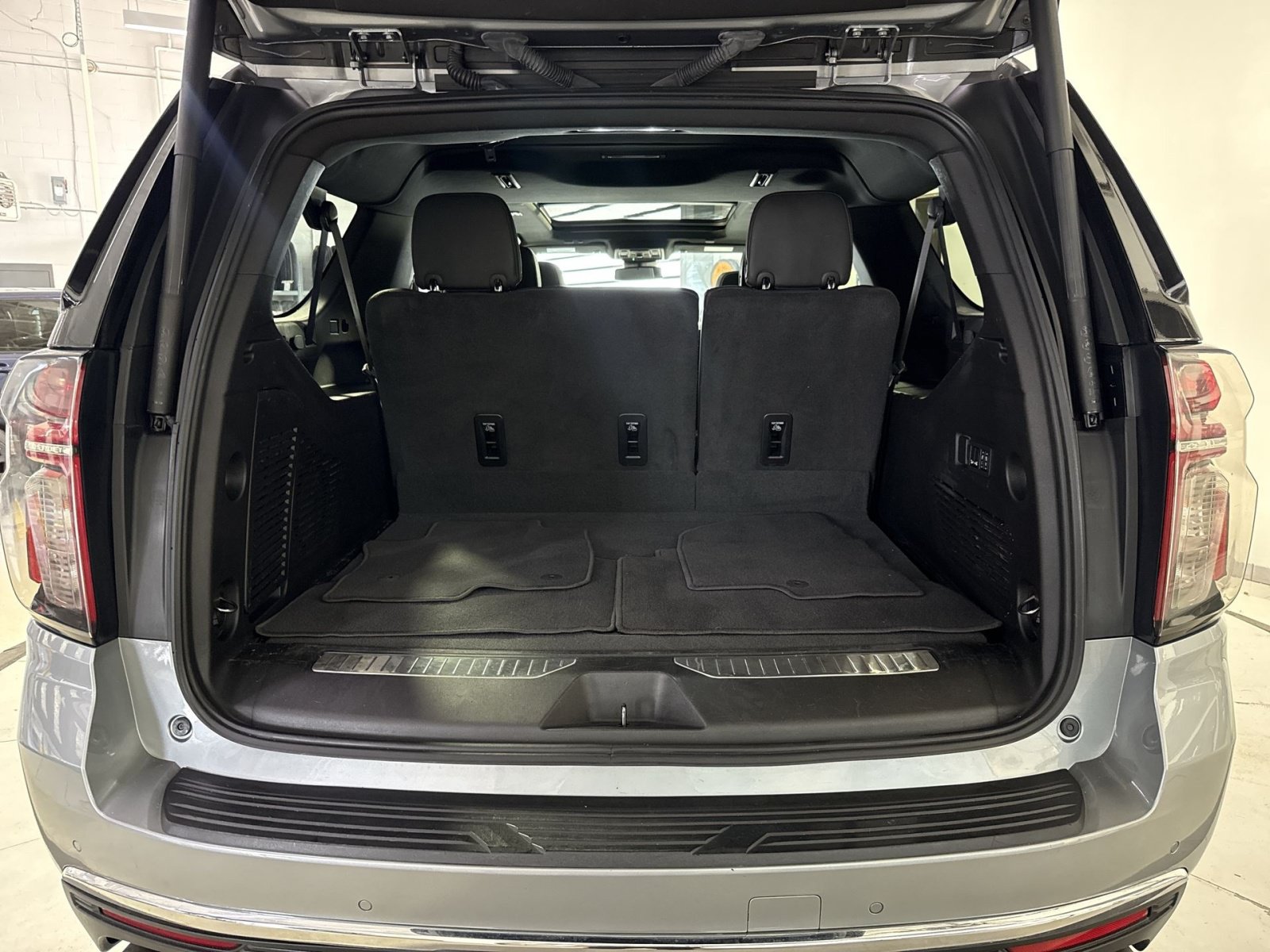 Used 2024 Chevrolet Suburban Premier AWD/4WD image 28