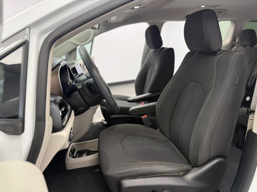 Used 2017 Chrysler Pacifica Touring w/ Tire & Wheel Group FWD image 40