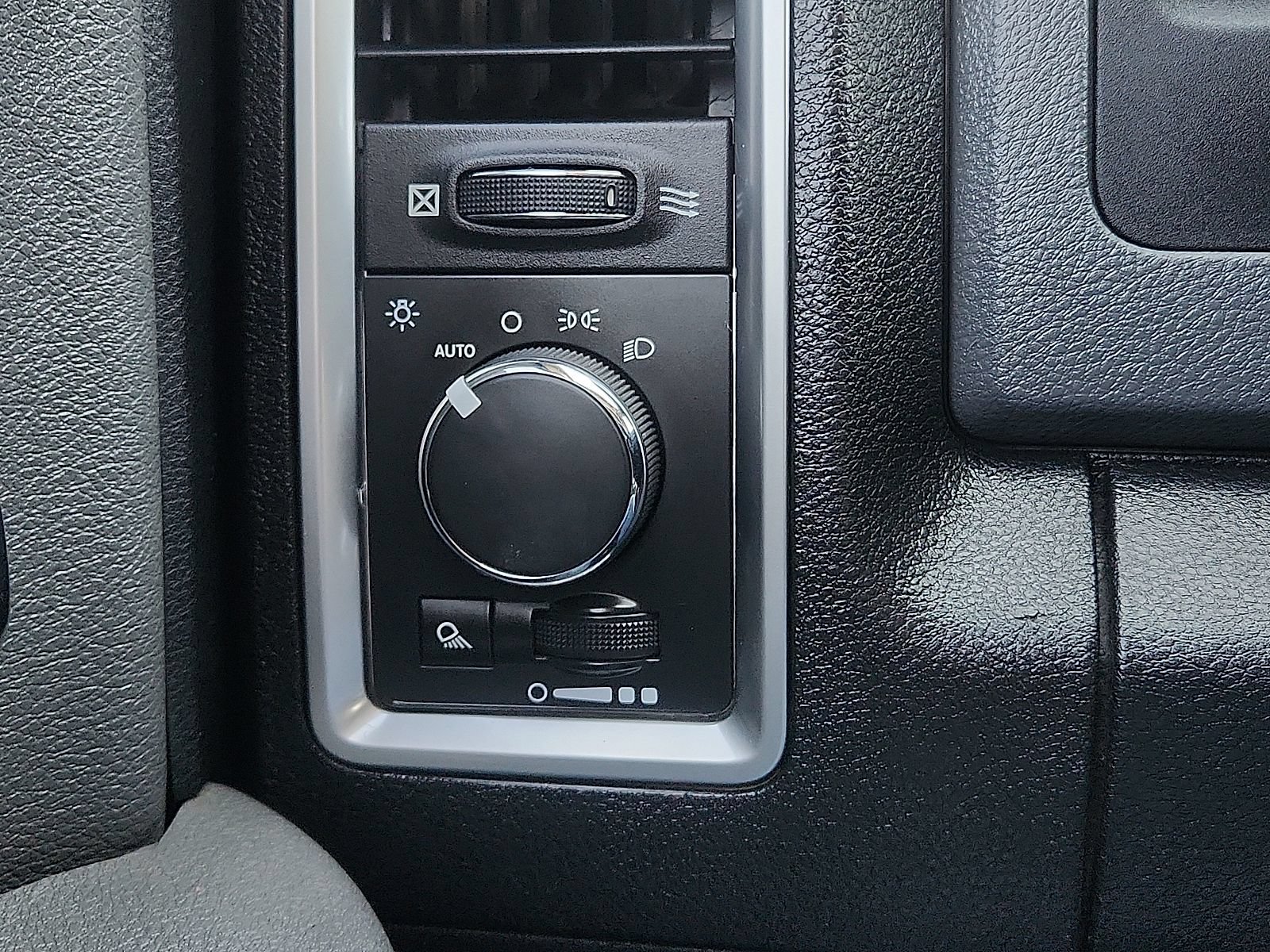 Used 2014 RAM 3500 SLT AWD/4WD image 16