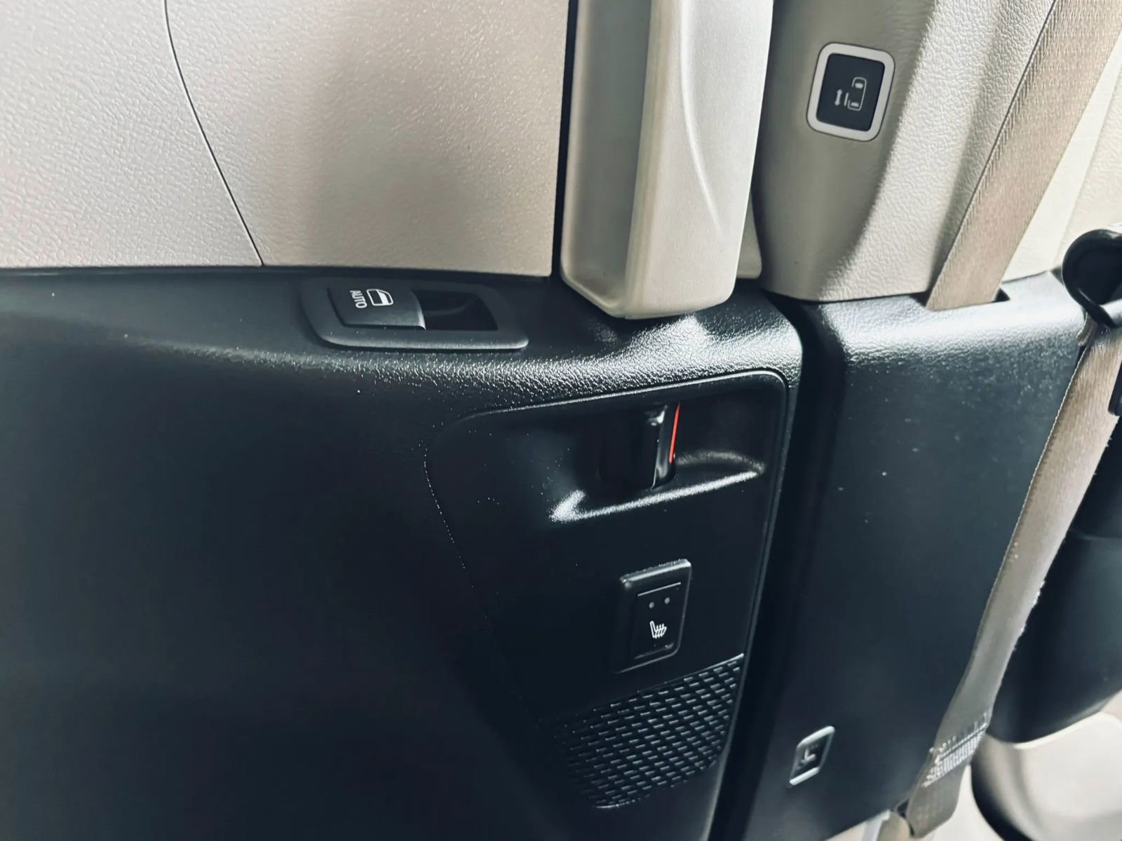 Used 2018 Chrysler Pacifica Limited w/ Tire & Wheel Group FWD image 26