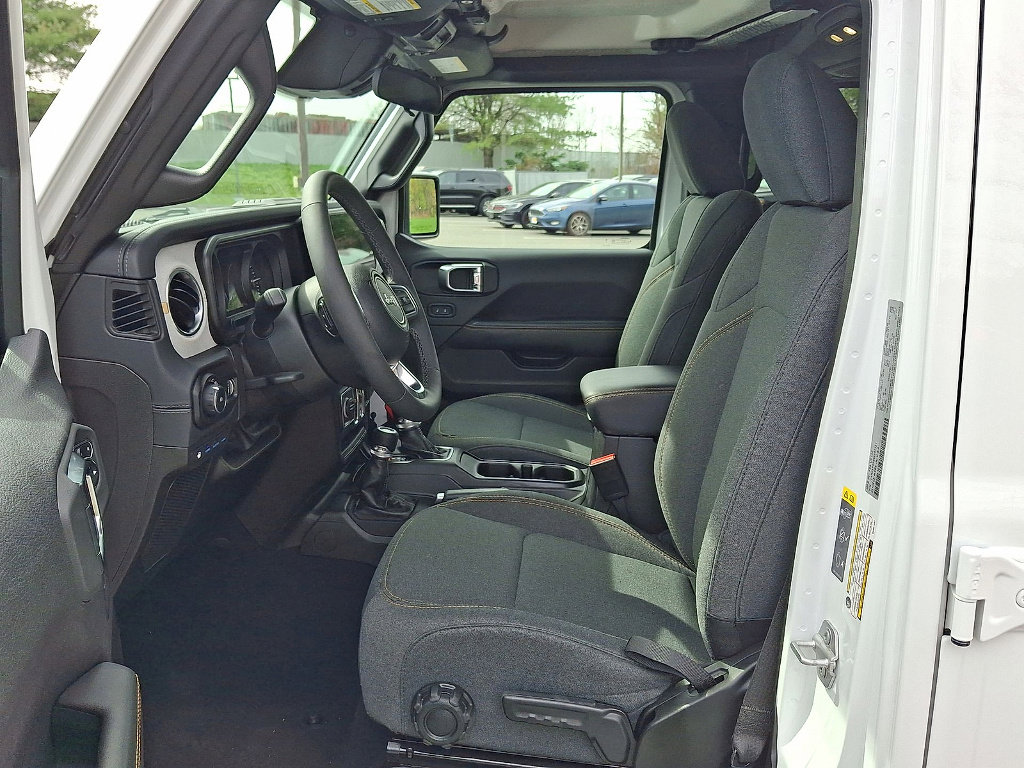 Used 2025 Jeep Wrangler Unlimited Sahara AWD/4WD image 14