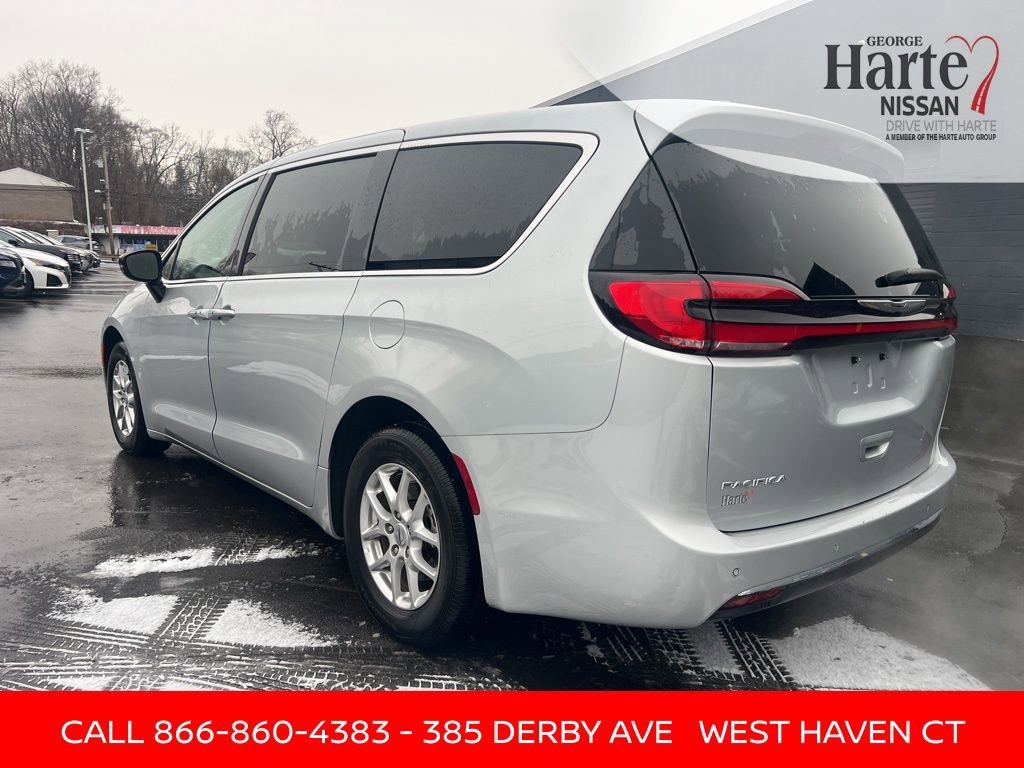 Used 2024 Chrysler Pacifica Touring-L image 3
