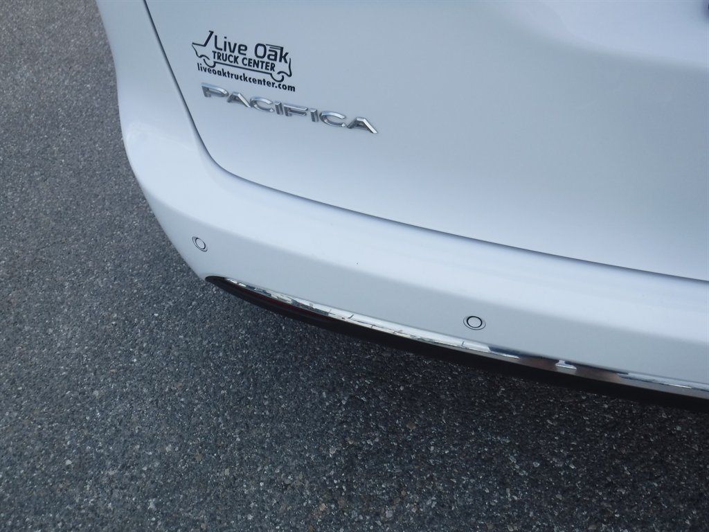 Used 2023 Chrysler Pacifica Touring-L FWD image 6