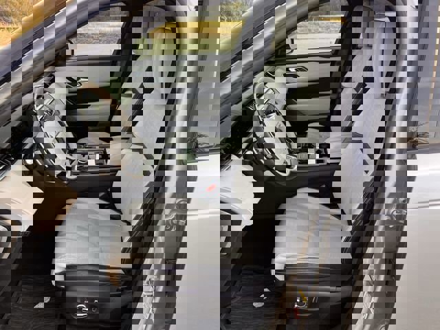 Used 2018 Land Rover Range Rover Velar R-Dynamic HSE image 21